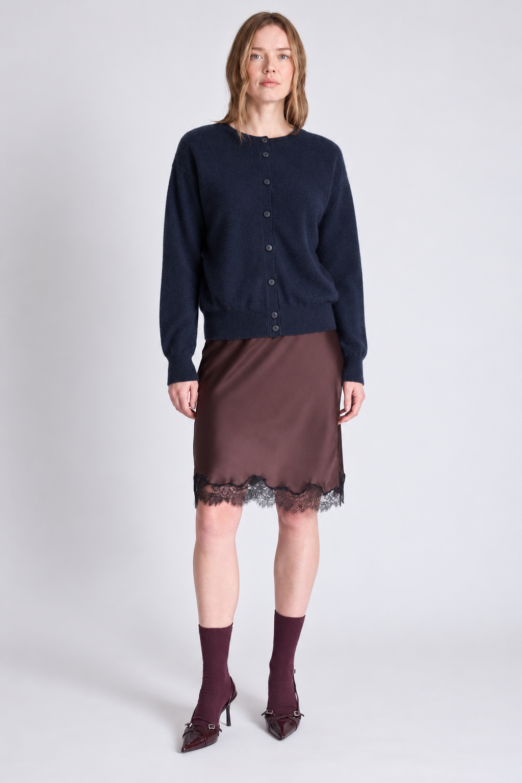 Cardigan réversible Lisette Absolut Cashmere bleu marine porté vue de face