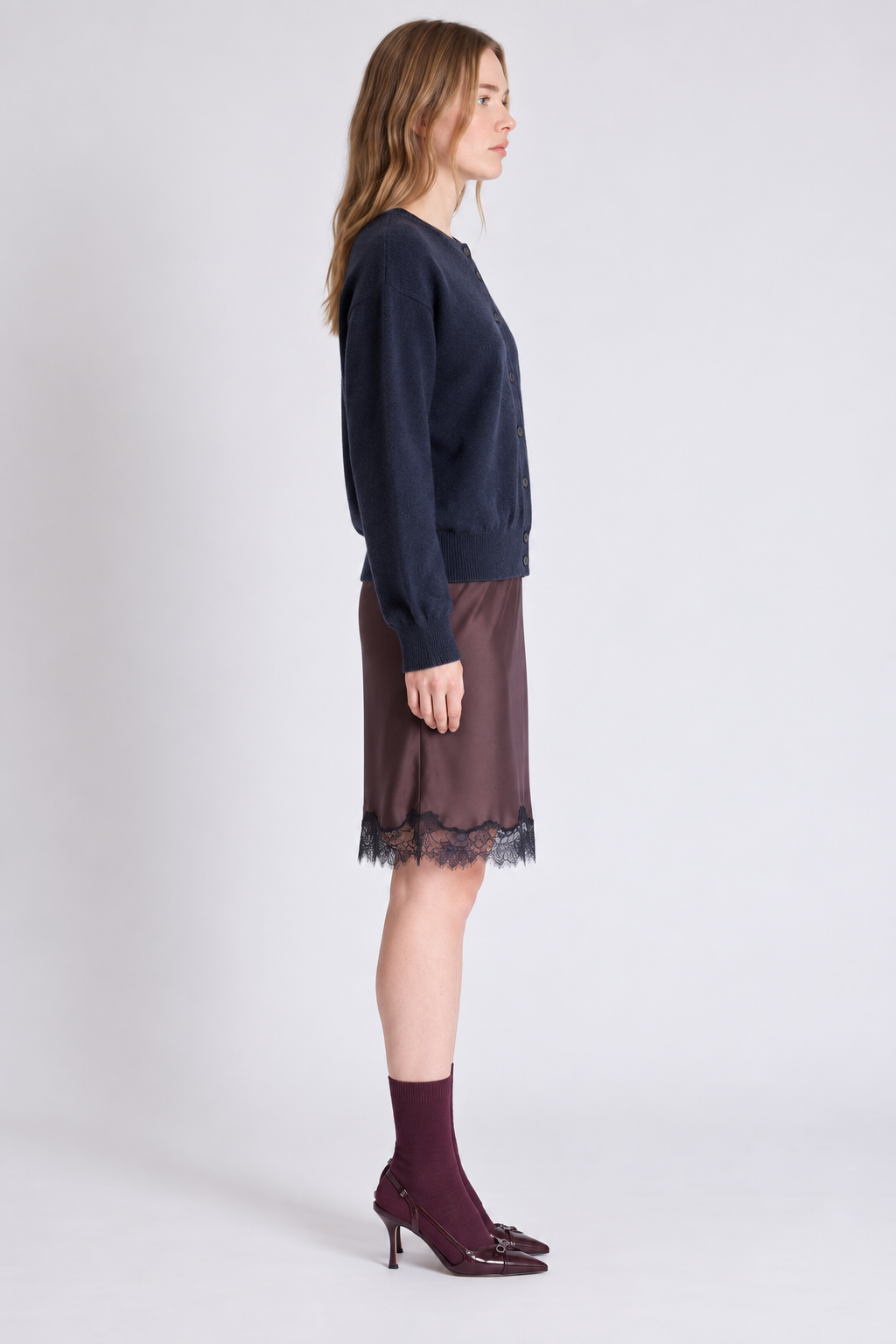Cardigan réversible Lisette Absolut Cashmere bleu marine porté vue de profil