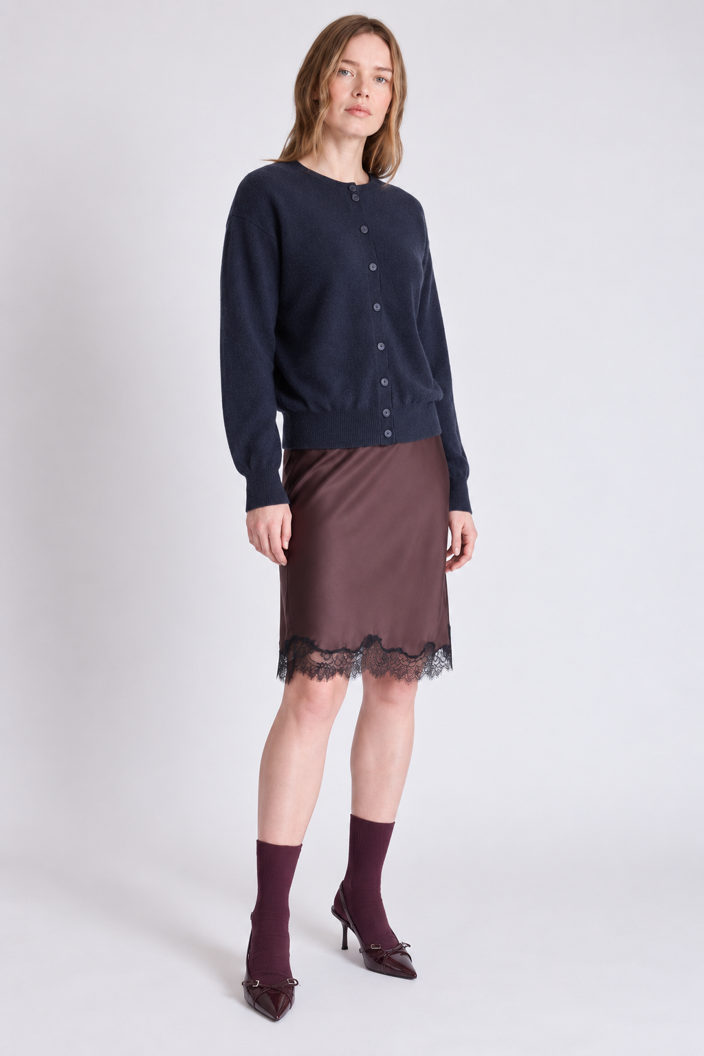 Cardigan réversible Lisette Absolut Cashmere bleu marine porté vue trois quarts