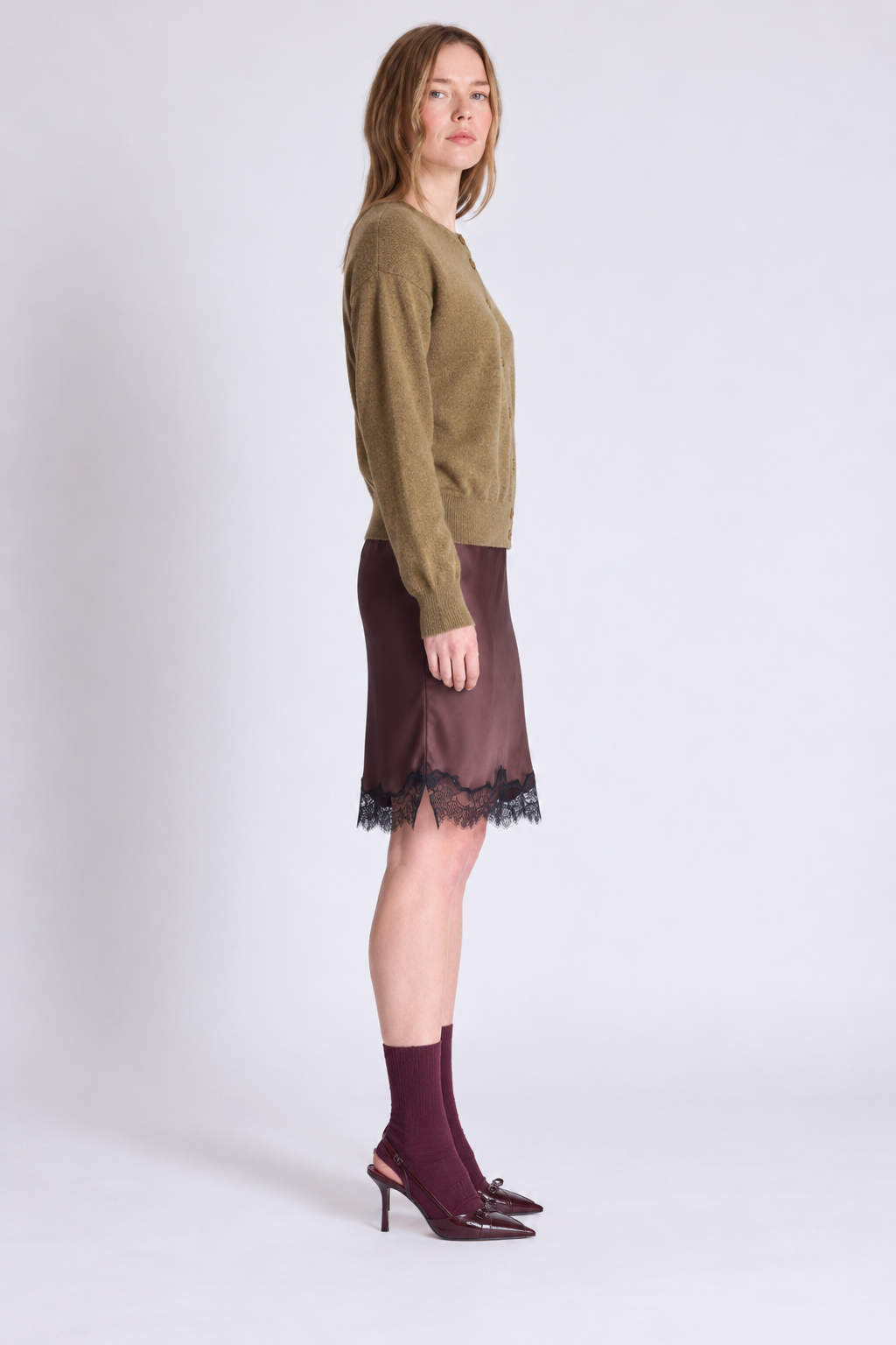 Cardigan réversible Lisette Absolut Cashmere Bronze porté vue de profil