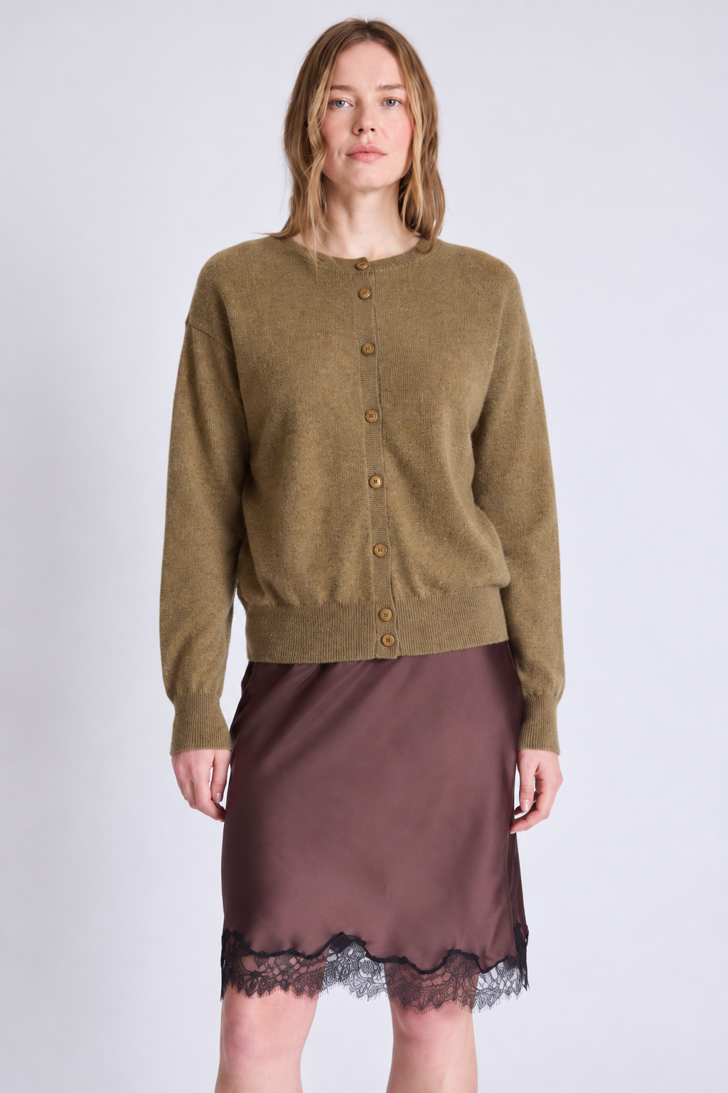 Cardigan réversible Lisette Absolut Cashmere Bronze porté vue trois quarts