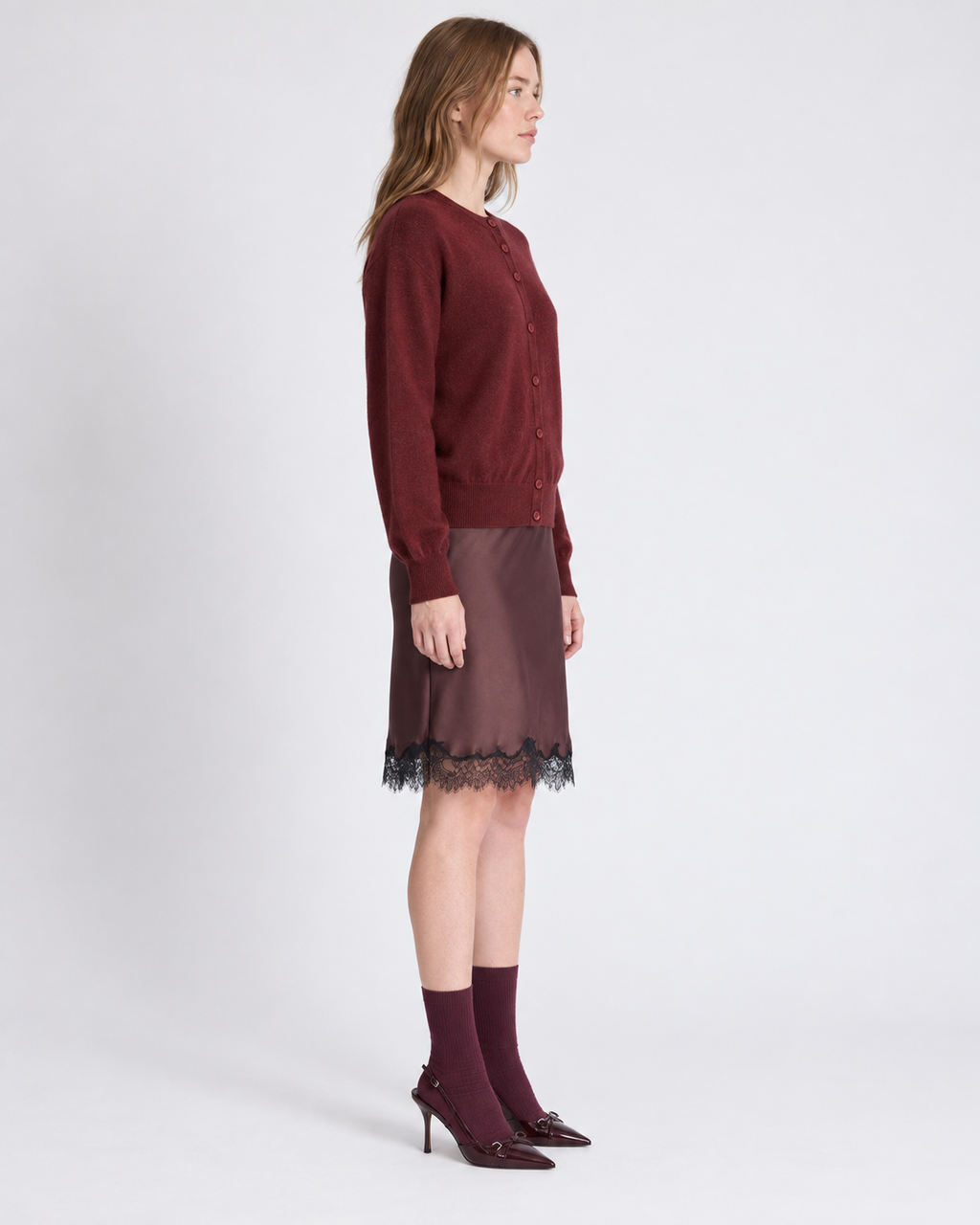 Cardigan réversible Lisette Absolut Cashmere cerise profonde porté vue de profil