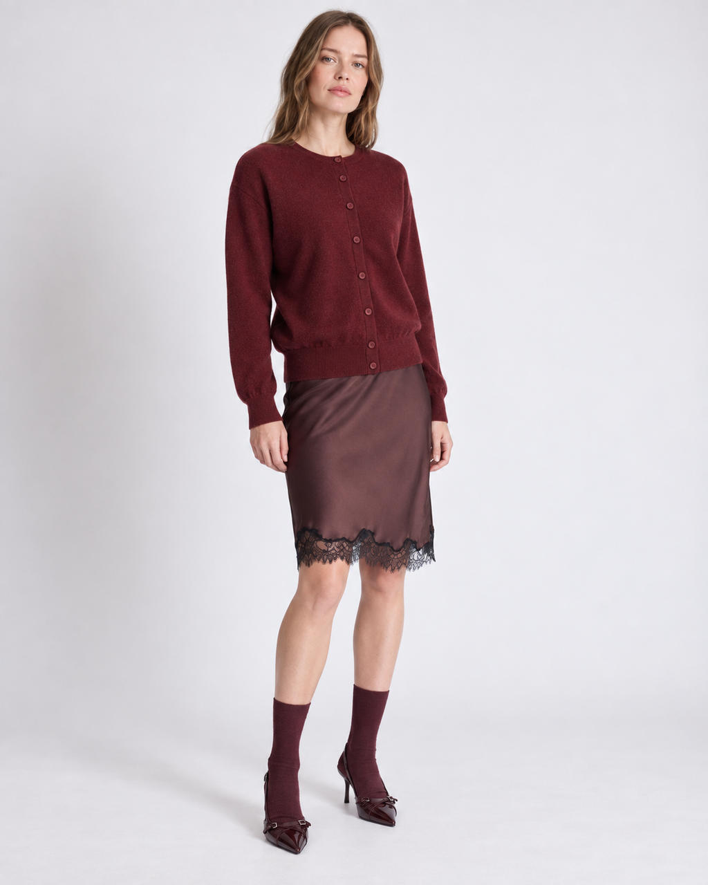 Cardigan réversible Lisette Absolut Cashmere cerise profonde porté vue trois quarts