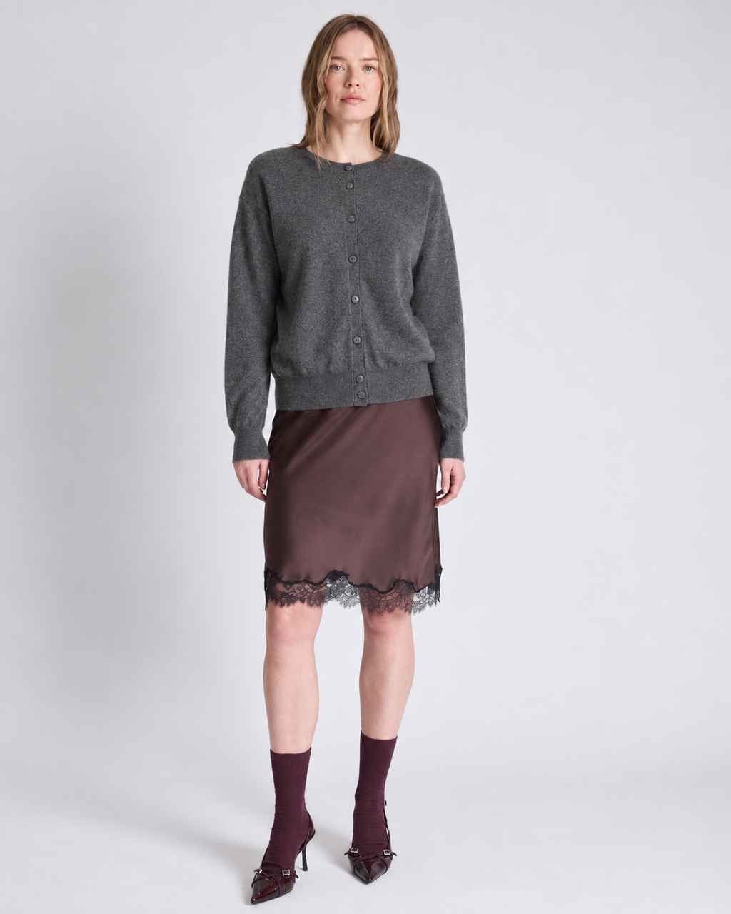 Cardigan réversible Lisette Absolut Cashmere gris foncé chiné porté vue de face