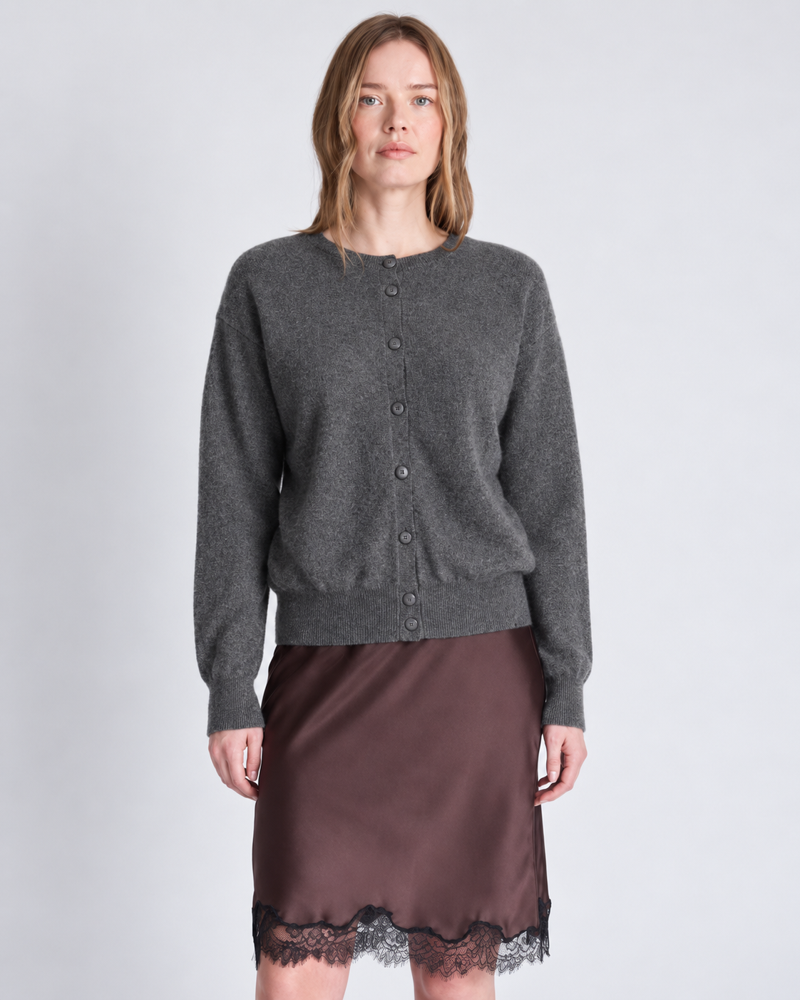 Cardigan réversible Lisette Absolut Cashmere gris foncé chiné porté vue trois quarts