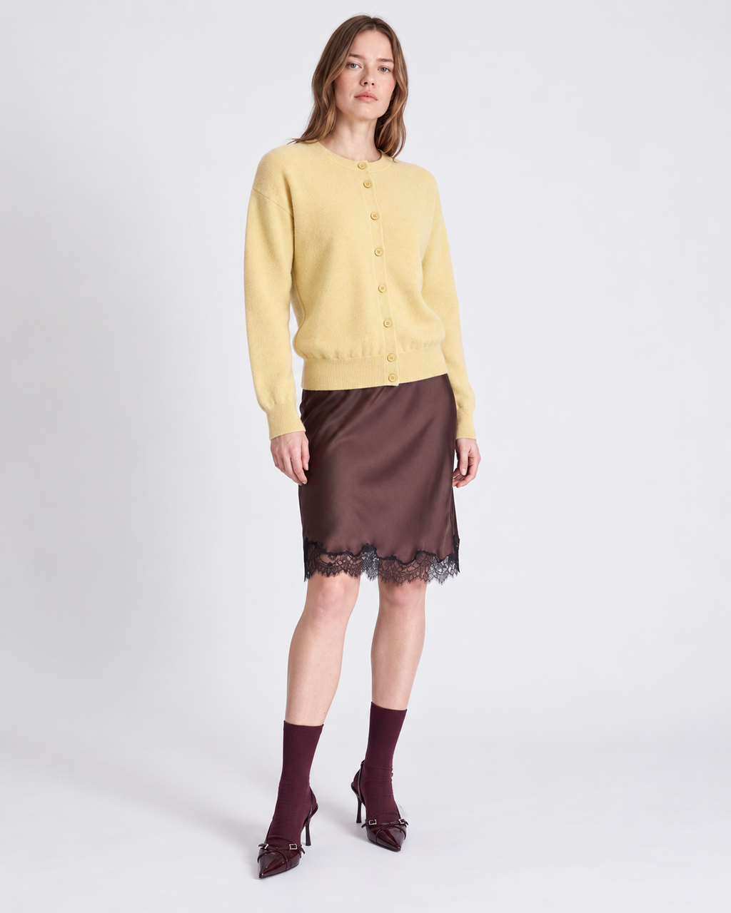 Cardigan réversible Lisette Absolut Cashmere jaune clair porté vue de face