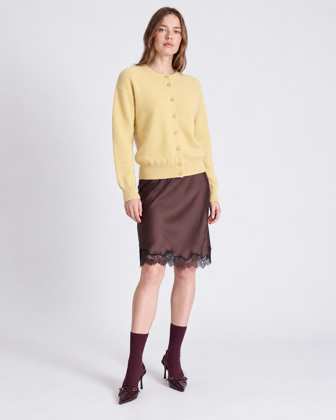 Cardigan réversible Lisette Absolut Cashmere jaune clair porté vue de face