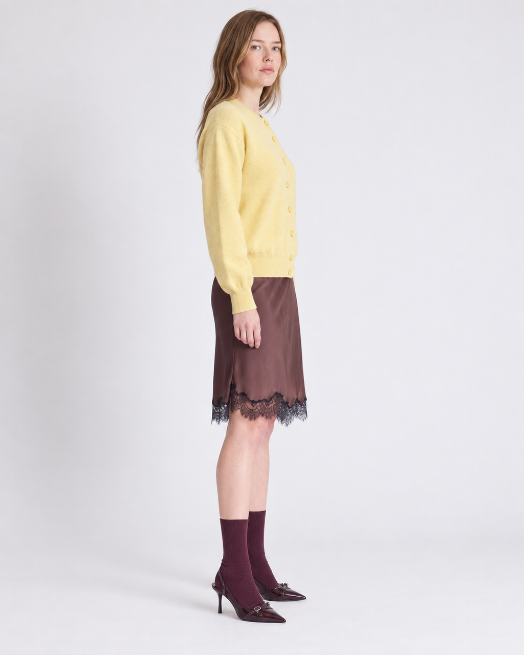 Cardigan réversible Lisette Absolut Cashmere jaune clair porté vue de profil