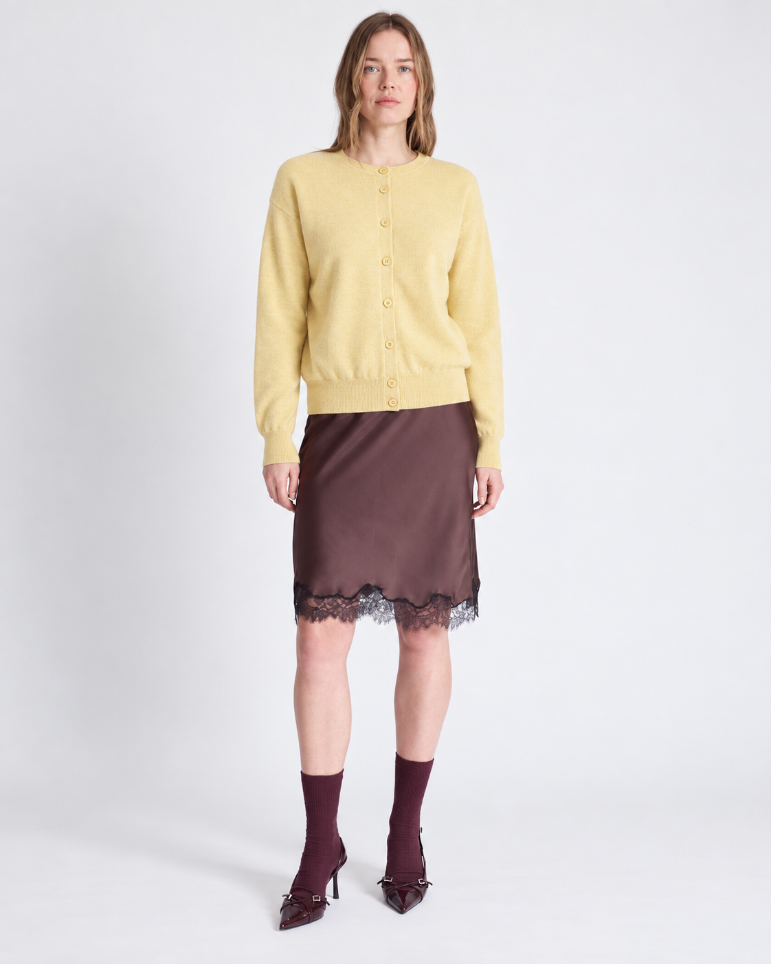 Cardigan réversible Lisette Absolut Cashmere jaune clair porté vue trois quarts