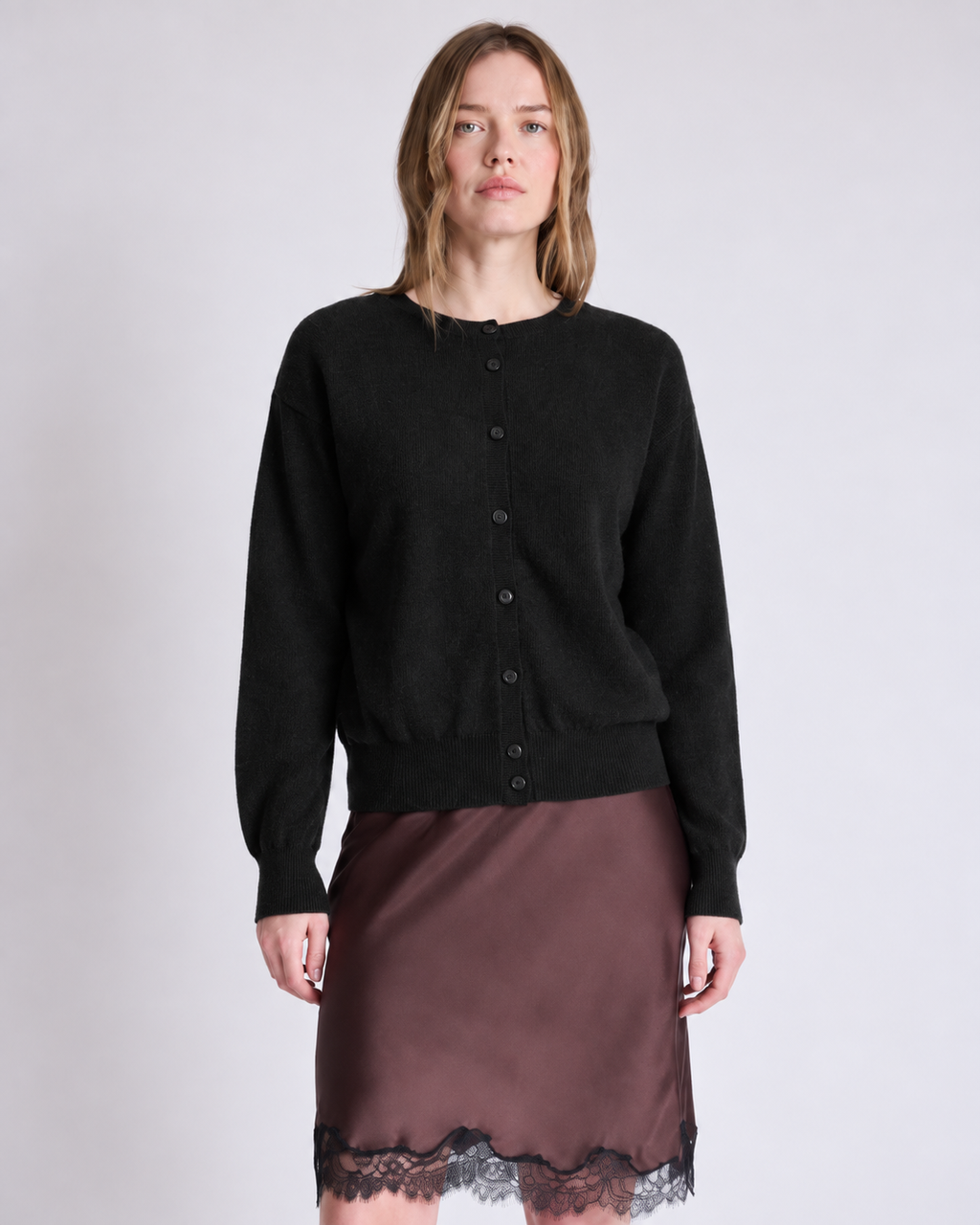 Cardigan réversible Lisette Absolut Cashmere Noir porté vue trois quarts