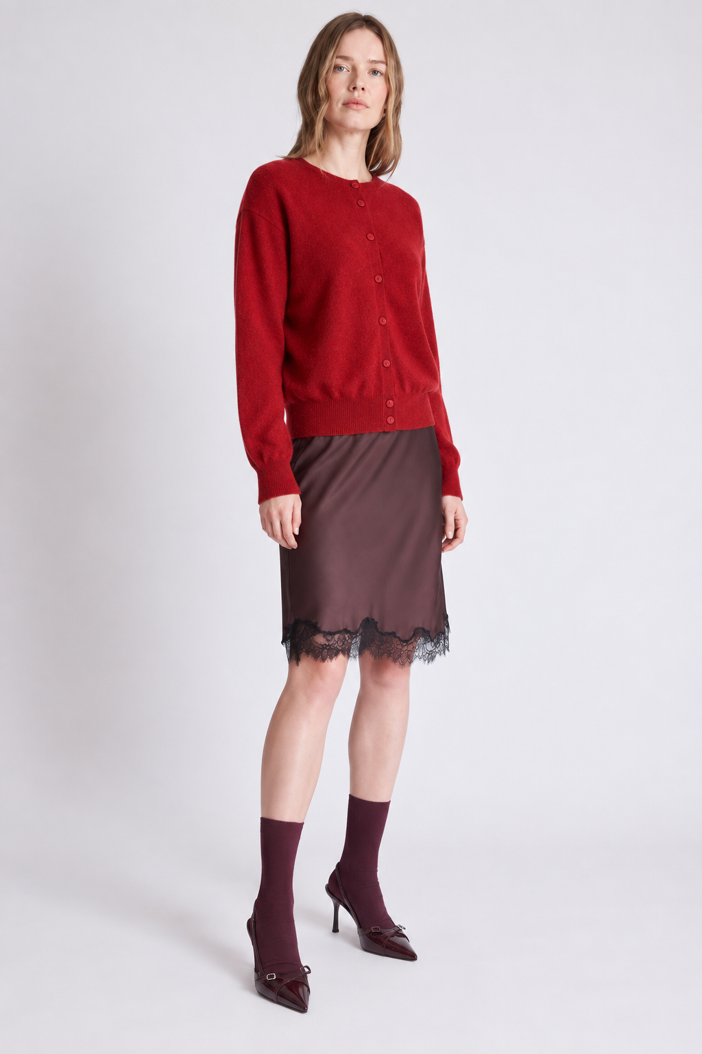 Cardigan réversible Lisette Absolut Cashmere rouge porté vue trois quarts