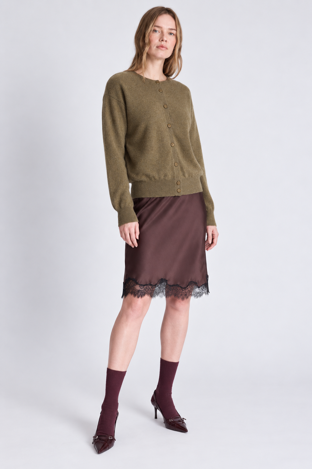 Cardigan réversible Lisette Absolut Cashmere sauge foncée porté vue trois quarts
