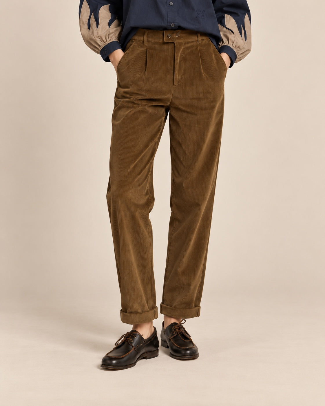 Pantalon PROM en velours bronze Leon & Harper – détail de la coupe et du velours porté