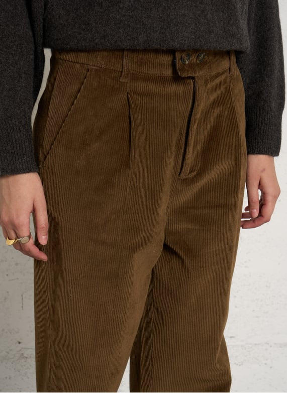 Détail taille et velours côtelé du pantalon PROM bronze Leon & Harper