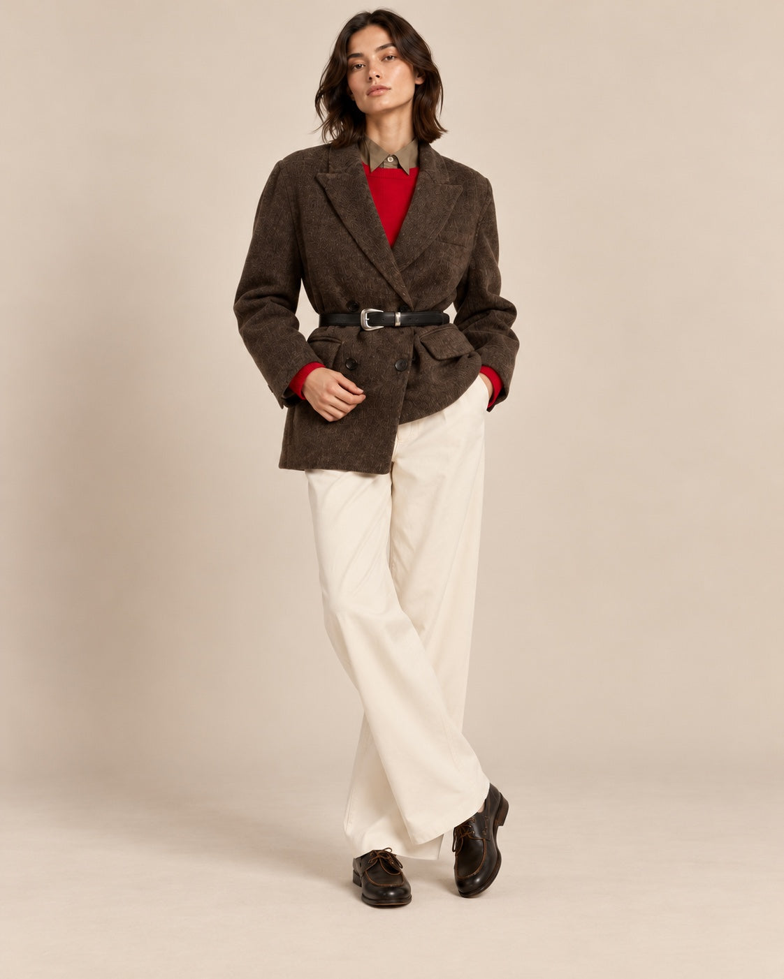 Blazer croisé brun taupe chiné en laine mélangée — porté ceinturé de face