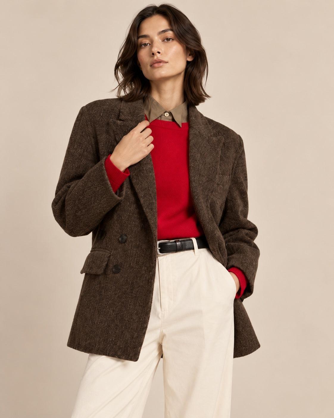 Blazer croisé brun taupe chiné en laine mélangée — porté ouvert, détail des revers