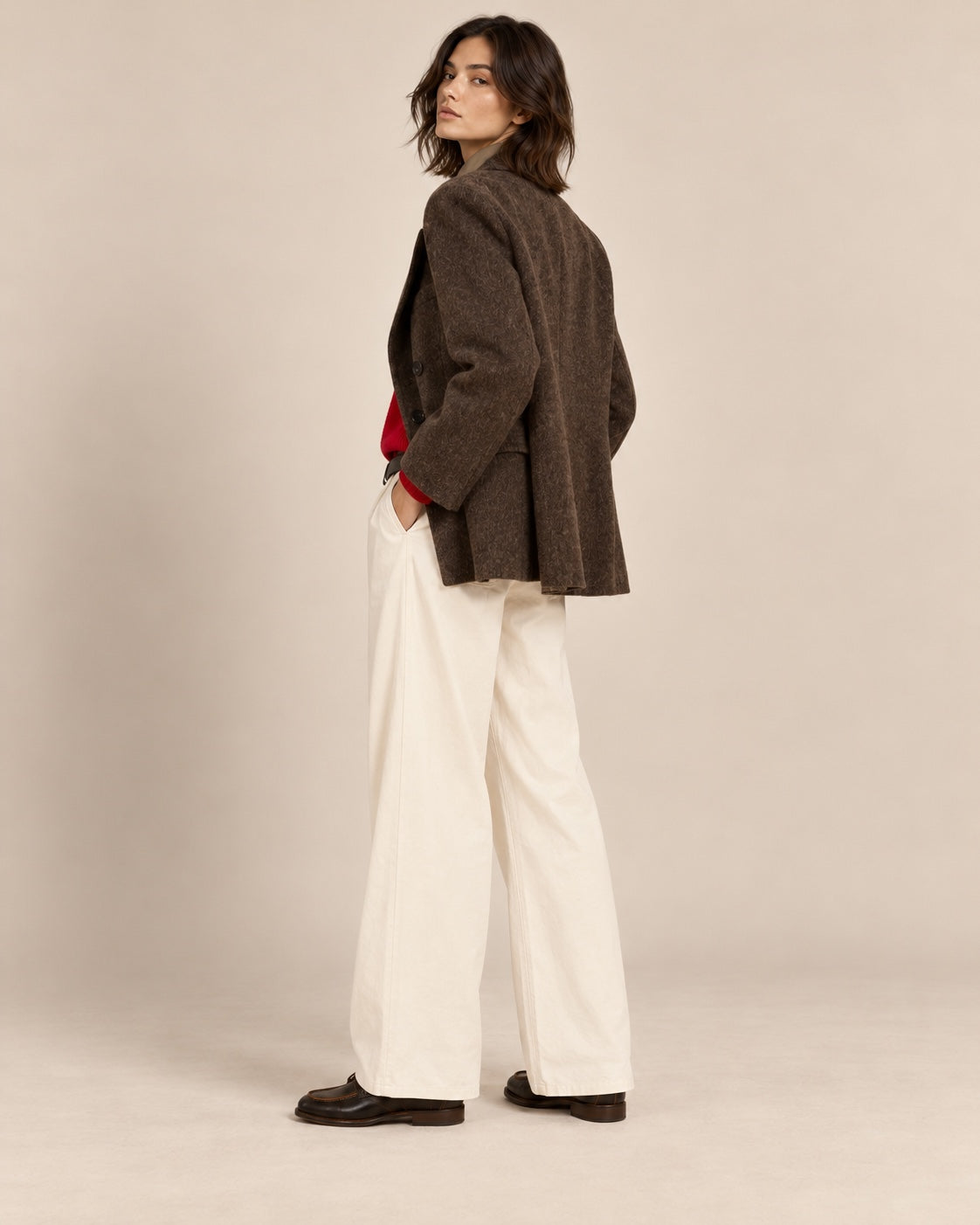 Blazer croisé brun taupe chiné en laine mélangée — porté de trois quarts dos