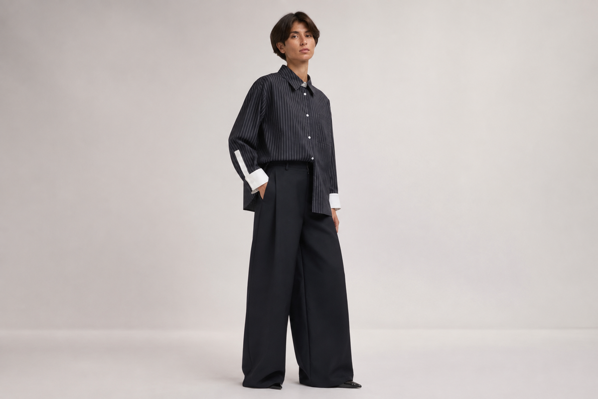 Silhouette éditoriale Shaz avec chemise rayée oversize et pantalon large