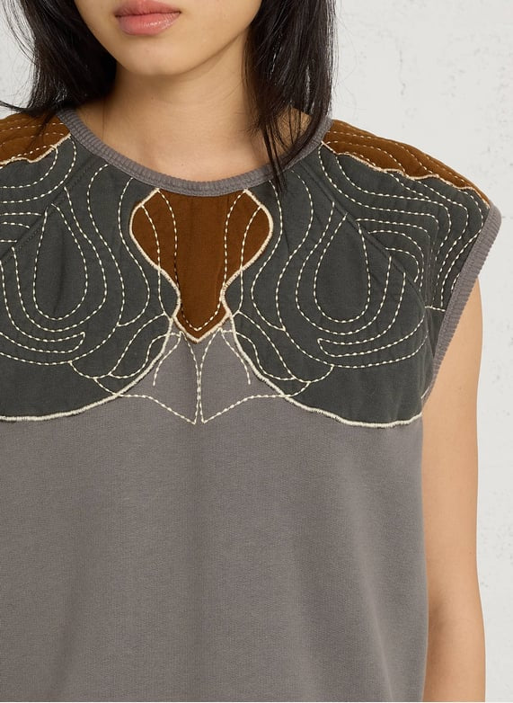Détail broderies du sweat SIROP LAYER gris Leon & Harper