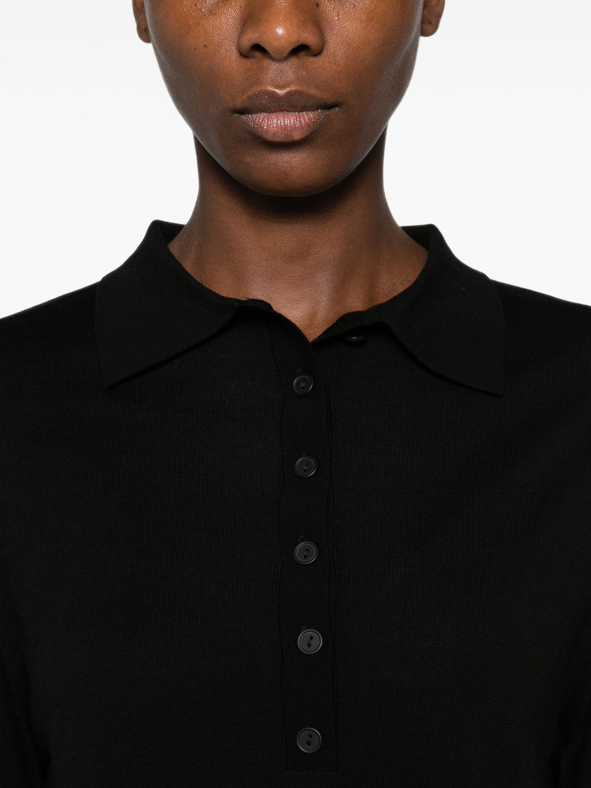 Polo noir en laine mérinos VICOLO 2AC2046 – détail col et boutons