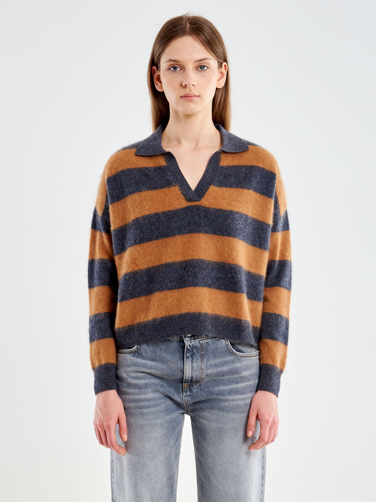 Polo VICOLO en laine et cachemire à rayures camel et anthracite – vue de dos
