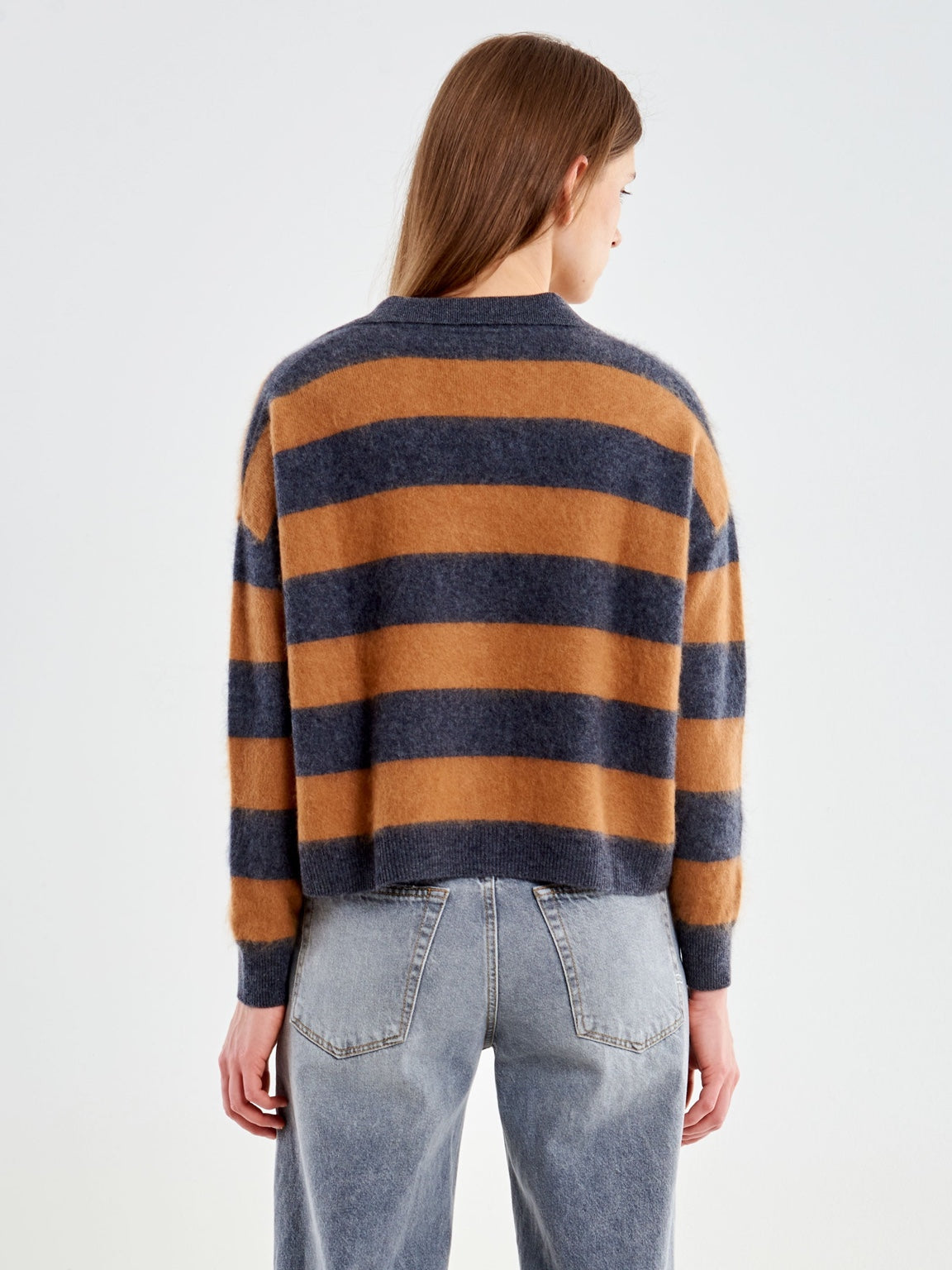 Polo VICOLO en laine et cachemire à rayures camel et anthracite – vue de face