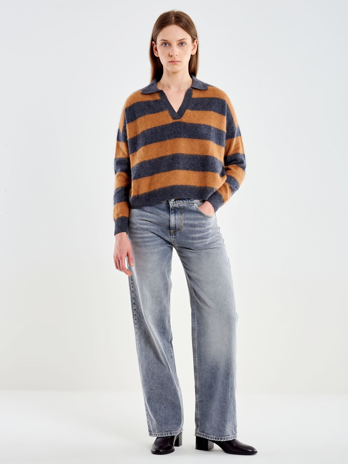 Polo VICOLO en laine et cachemire à rayures camel et anthracite – silhouette portée