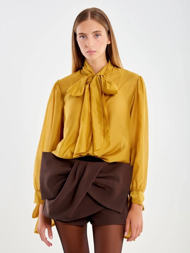 Chemise VICOLO à col noué jaune moutarde – vue portée avec nœud