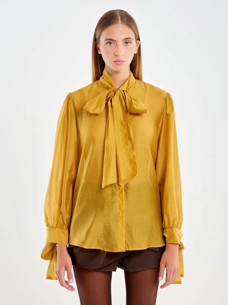 Chemise VICOLO à col noué jaune moutarde – vue de face