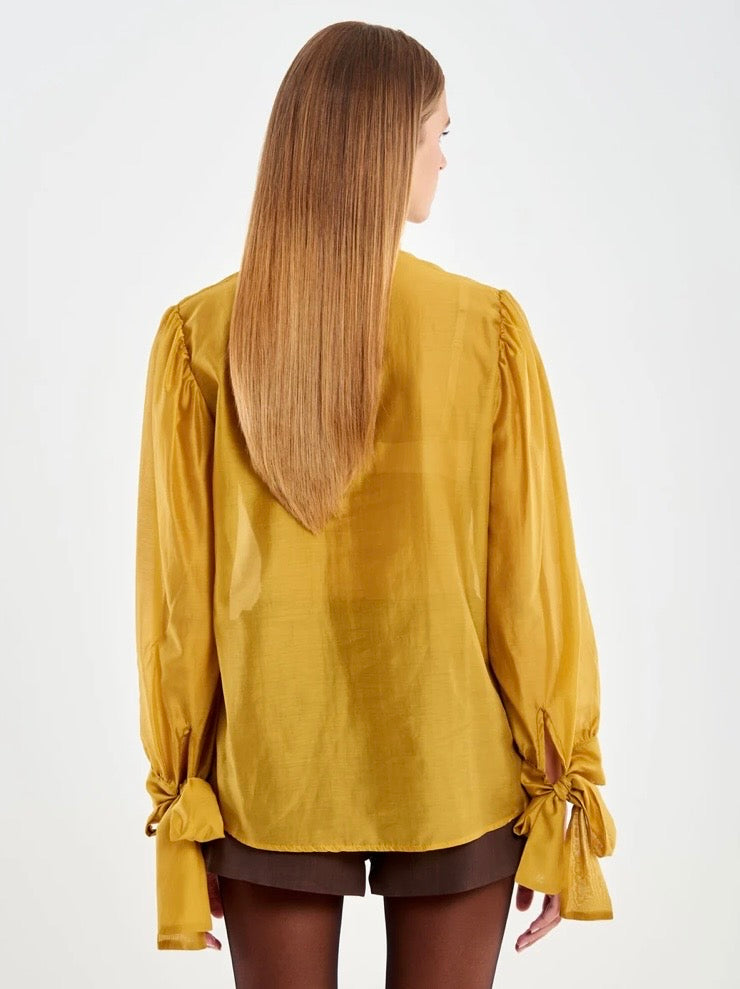 Chemise VICOLO à col noué jaune moutarde – vue de dos