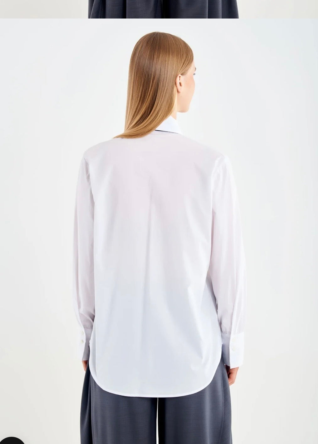 Chemise blanche à plastron et lavallière VICOLO – vue de dos