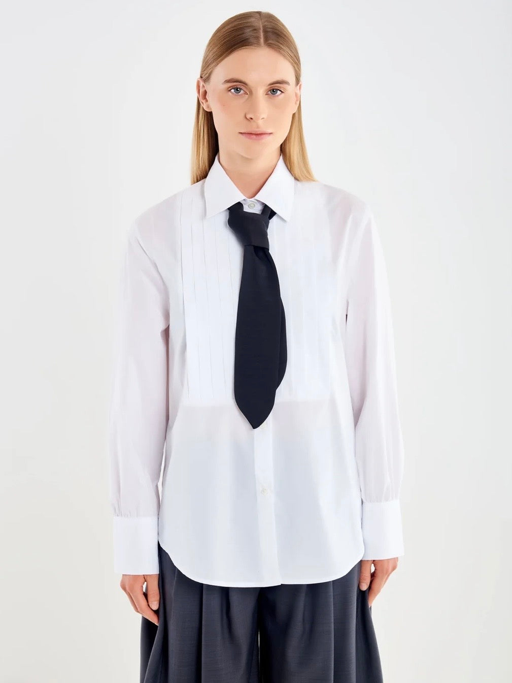 Chemise blanche à plastron et lavallière VICOLO – vue de face