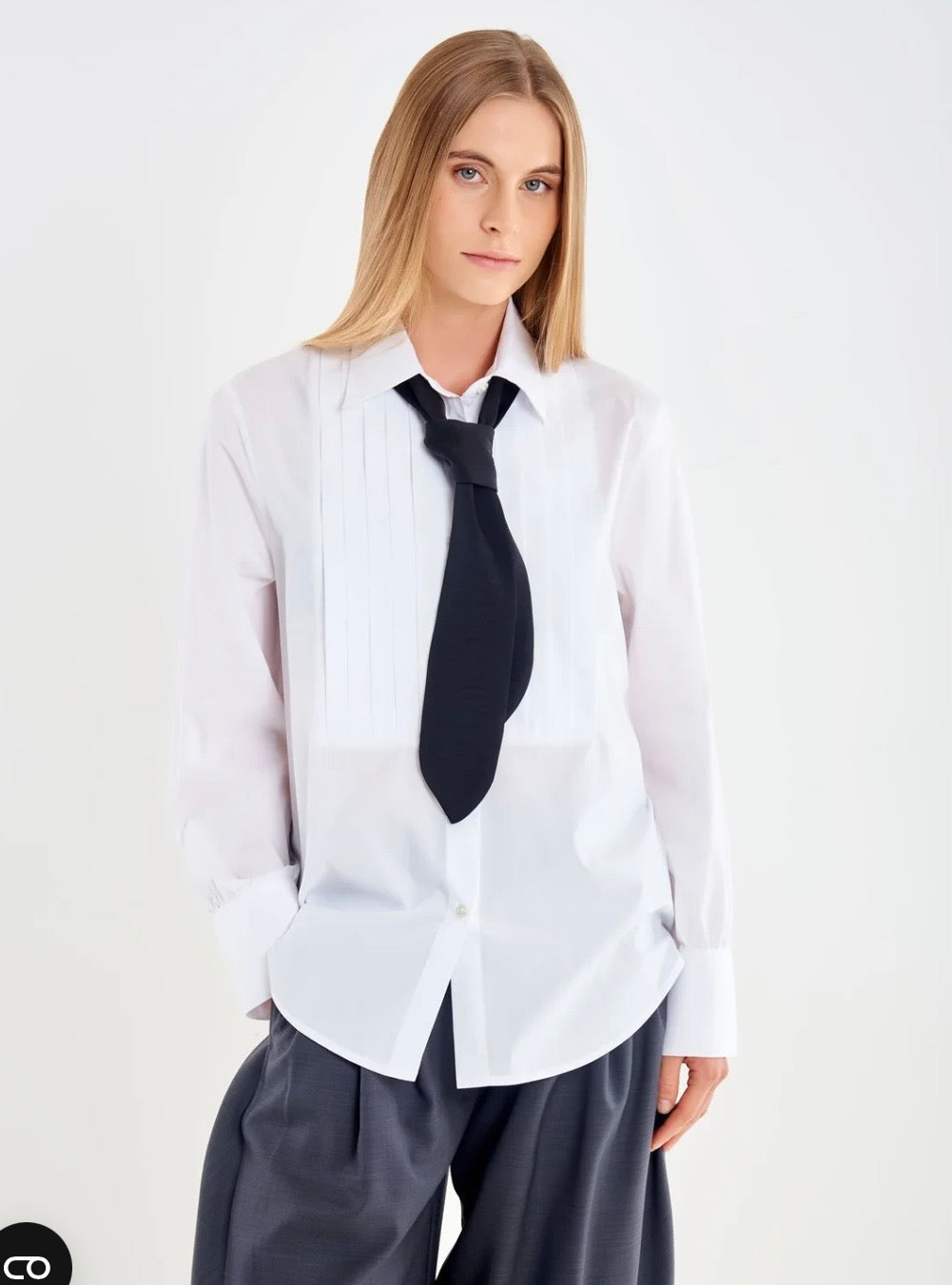 Chemise blanche à plastron et lavallière VICOLO – vue portée