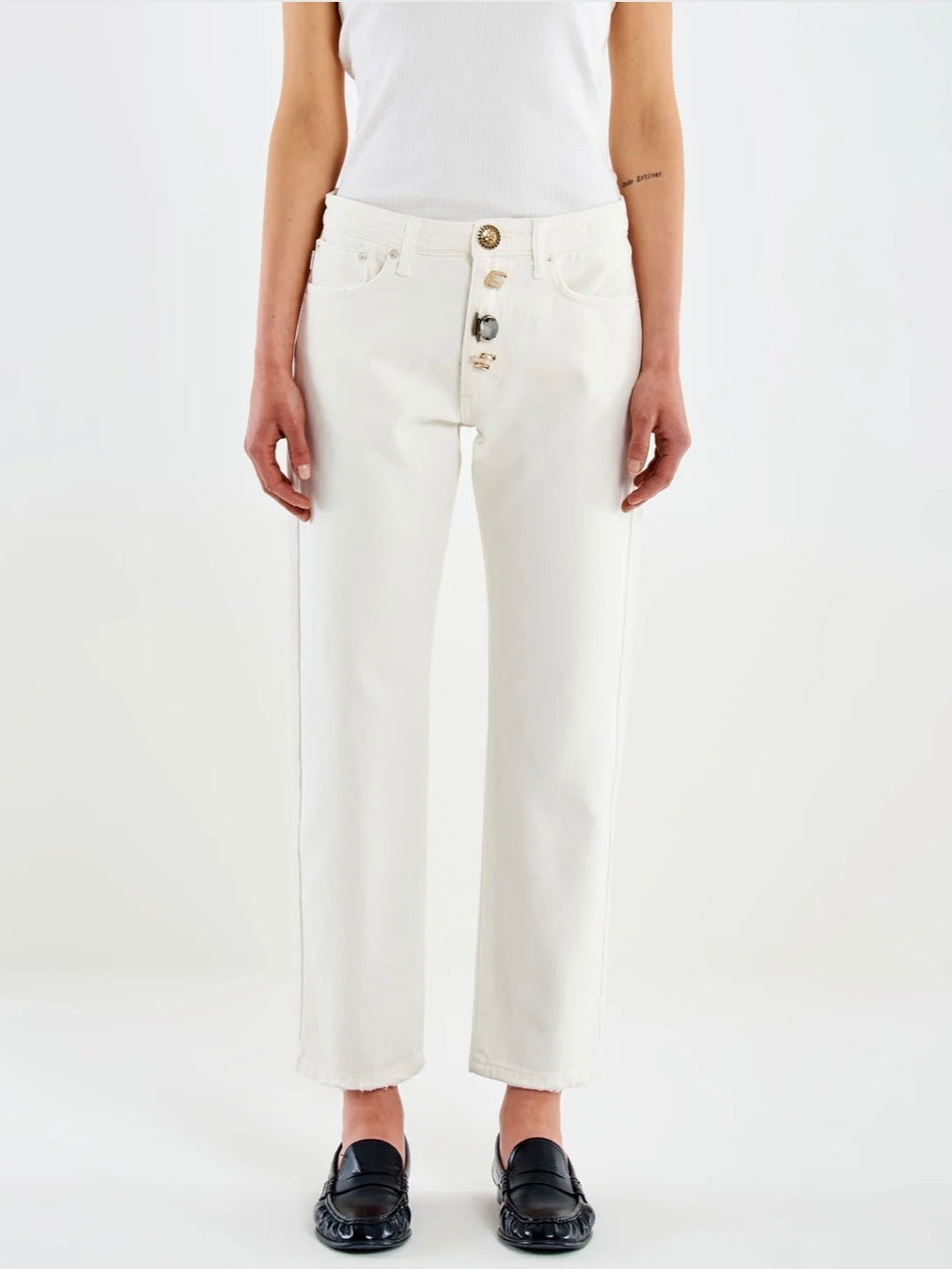 Jean Zoe blanc VICOLO à boutons bijou – détail devant